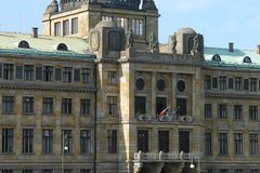 Sedm lidí a tři firmy jdou k soudu kvůli podvodu na státním majetku za 300 milionů