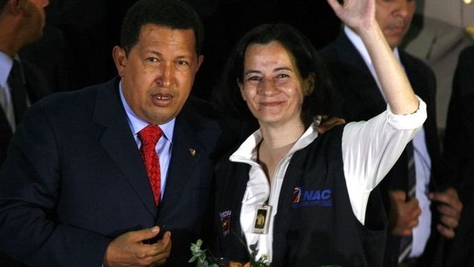 Propuštěná Clara Rojasová spolu s venezuelským prezidentem Hugo Chavézem