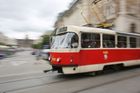 V centru Prahy se srazily tramvaje, do akce musel autojeřáb. Nehoda se obešla bez zranění