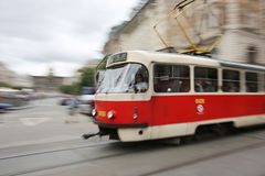 Pět lidí za jeden se zranilo při střetu s tramvajemi v Praze