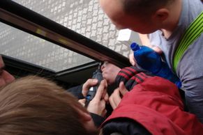 Chlapec strčil prst do dveří autobusu, vyprošťovali ho hasiči