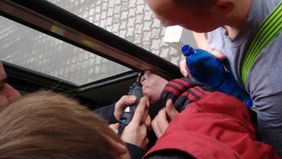 Chlapec strčil prst do dveří autobusu, vyprošťovali ho hasiči