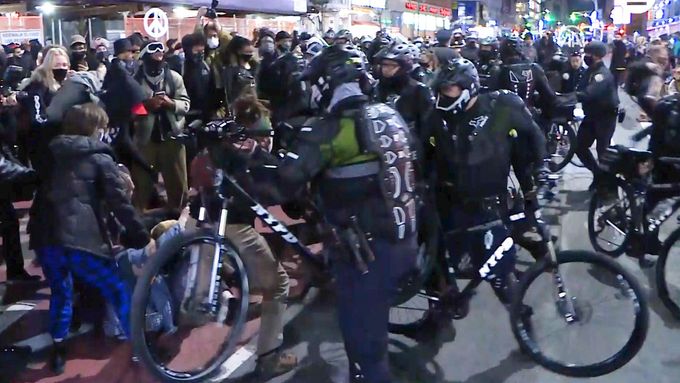 Stovky demonstrantů vyšly po volbách do ulic v New Yorku. Policie proti nim použila i jízdní kola.