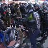 Newyorská policie použila proti demonstrujícím i jízdní kola.