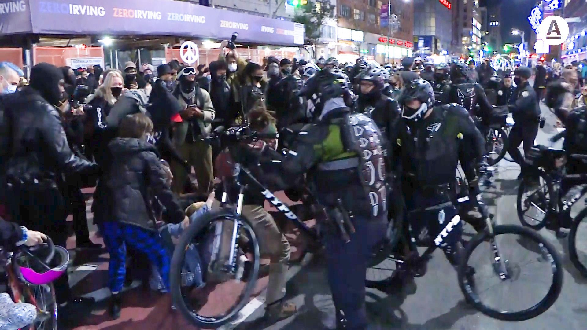 Newyorská policie použila proti demonstrujícím i jízdní kola.