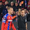 Rozhodčí Donatas Rumšas ukazuje červenou kartu v zápase EL Viktora Plzeň - Lazio