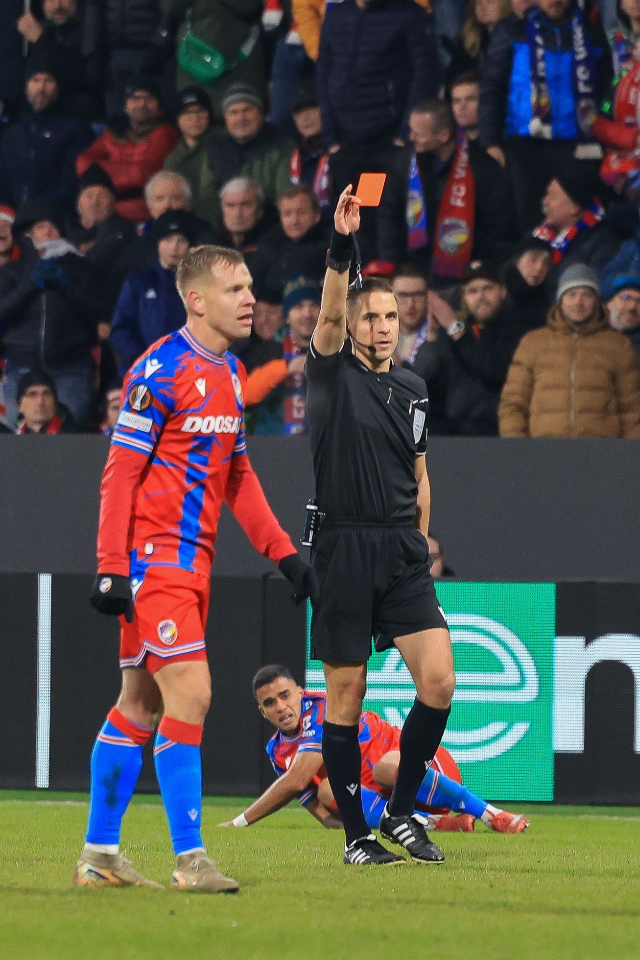Rozhodčí Donatas Rumšas ukazuje červenou kartu v zápase EL Viktora Plzeň - Lazio