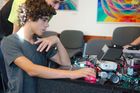 Děti na druhém stupni se naučí sestavovat složitější roboty zvané legoboty, využívat je mohou i mimo hodiny informatiky, například ve fyzice nebo matematice.
