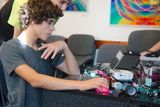 Děti na druhém stupni se naučí sestavovat složitější roboty zvané legoboty, využívat je mohou i mimo hodiny informatiky, například ve fyzice nebo matematice.