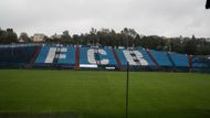 Jenže při příchodu na tribuny se naplno projeví smutný fakt - stadion chátrá.