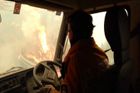 Dramatické záběry: Hasiči ujíždí před požárem, který se vymknul kontrole