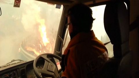Dramatické záběry: Hasiči ujíždí před požárem, který se vymknul kontrole