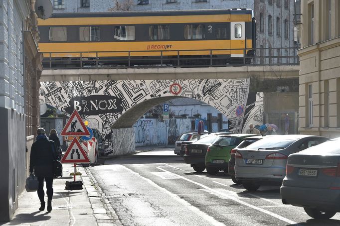 Černobílé malby na železničním mostě v brněnské Vlhké ulici.