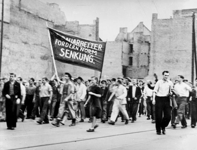 Východoněmečtí dělníci požadují "Normsenkung" (snížení pracovní zátěže).. Záběr z povstání 16. června 1953 ve Východním Berlíně.