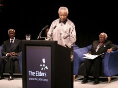 Mandela dnes promluvil při příležitosti představení projektu The Elders - skupiny bývalých politiků, kteří chtějí řešit problémy dnešního světa