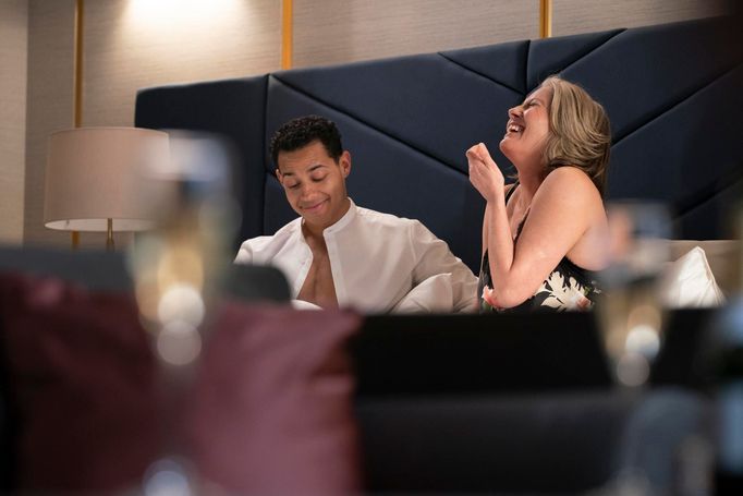 Emma Thompsonová jako Nancy a Daryl McCormack v roli Lea.