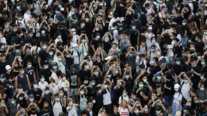 Hongkong odložil projednávání sporného zákona, k parlamentu přišly tisíce lidí