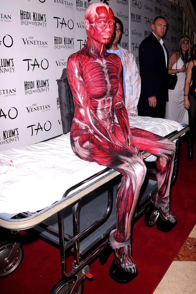 V roce 2011 dorazila modelka Heidí Klum na halloweenský večírek jako stažené lidské tělo.