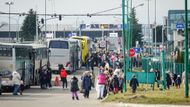 "Jsem hrdá na to, jak evropští občané na hranicích předvádějí konkrétní solidaritu s Ukrajinci prchajícími před touto hroznou agresivní válkou," prohlásila eurokomisařka Ylva Johanssonová.