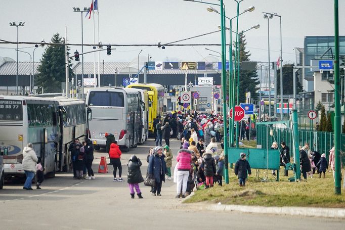 Pohled na uprchlíky na ukrajinské části hraničního přechodu Shehyni-Medyka s Polskem. 27. 2. 2022