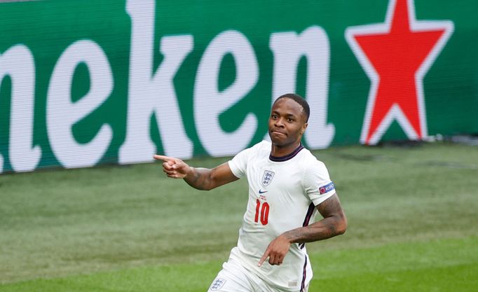 Raheem Sterling slaví gól v osmifinále Anglie - Německo na ME 2020