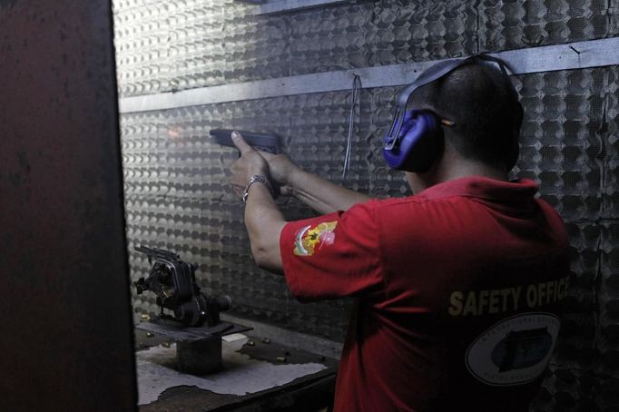 A worker test fires a newly produced caliber 45 pistol at Shooters Arms, a gun manufacturing company exporting different kinds of weapons to other countries, in Cebu city in central Philippines July 7, 2012. In the Philippines, they vote with their trigger fingers. Elections mean big business for illegal gunsmiths, who are looking forward to 2013 mid-term polls. With election-related violence commonplace, the Philippines imposes a ban on the carrying of guns for six months, from campaigning to the proclamation of winners. Picture taken July 7, 2012. To match Feature PHILIPPINES-GUNS/ REUTERS/Erik De Castro (PHILIPPINES - Tags: SOCIETY POLITICS BUSINESS CRIME LAW) Published: Čec. 29, 2012, 2:35 dop.