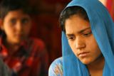 Čtrnáctiletá Lalita Saini z vesnice Alsisar nedaleko Džaipuru je nešťastná. Musí si totiž vzít za muže devatenáctiletého chlapce ze sousední vesnice. Určili to rodiče. Podobný osud potká zhruba polovinu indických dívek před dovršením osmnácti let. Aktivisté varují, že mladé dívky se mnohem častěji stávají obětmi domácího násilí, sexuálního obtěžování. Většina z nich ani nedokončí základní školu.