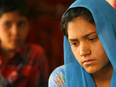 Čtrnáctiletá Lalita Saini z vesnice Alsisar nedaleko Džaipuru je nešťastná. Musí si totiž vzít za muže devatenáctiletého chlapce ze sousední vesnice. Určili to rodiče. Podobný osud potká zhruba polovinu indických dívek před dovršením osmnácti let. Aktivisté varují, že mladé dívky se mnohem častěji stávají obětmi domácího násilí, sexuálního obtěžování. Většina z nich ani nedokončí základní školu.