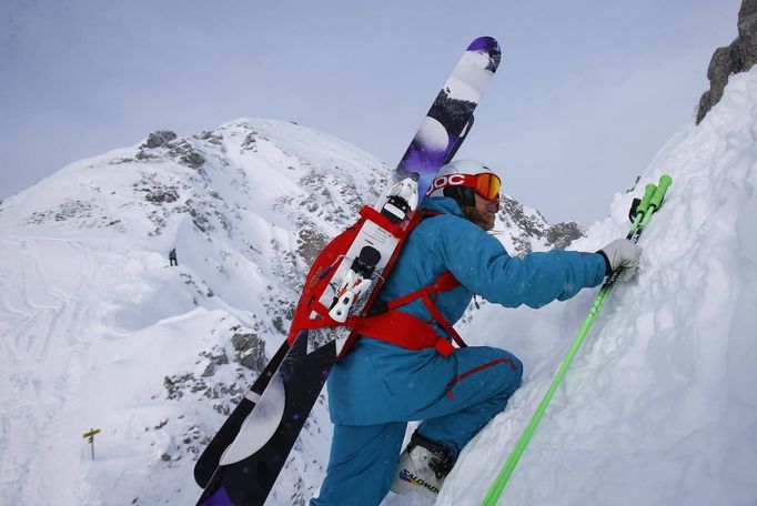 Austrian freeride skier Karin Huttary climbs up a steep mountain during a freeride skiing tour on Seegrube mountain in Innsbruck January 19, 2013. Backcountry or freeride skiers ski away from marked slopes with no set course or goals, in untamed snow, generally in remote mountainous areas. Picture taken January 19, 2013. REUTERS/ Dominic Ebenbichler (AUSTRIA - Tags: SPORT SKIING SOCIETY) Published: Led. 21, 2013, 10:19 dop.