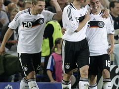 Philipp Lahm (vpravo) slaví s Lukasem Podolskim (vlevo) a Thomasem Hitzlspergerem rozhodující gól do sítě Turků.