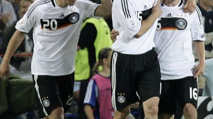 Philipp Lahm (vpravo) slaví s Lukasem Podolskim (vlevo) a Thomasem Hitzlspergerem rozhodující gól do sítě Turků.