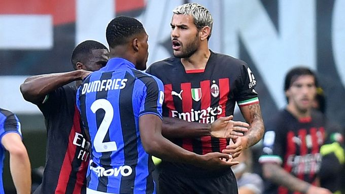 Fotbalista Interu Denzel Dumfries v hádce se soupeři z AC Milán