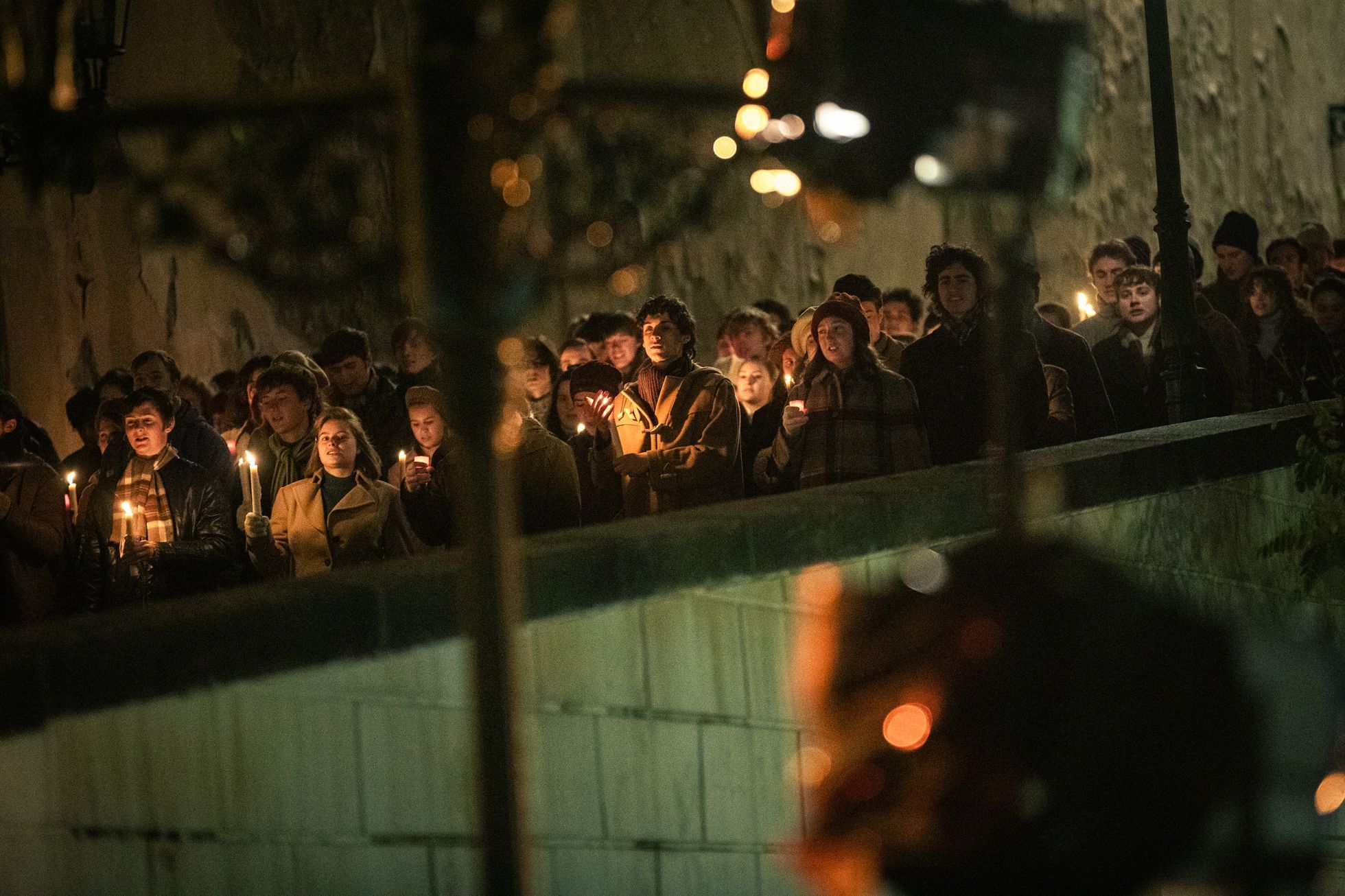 Natáčení filmu Vlny režiséra Jiřího Mádla, poslední natáčecí den, davová scéna, Nerudova ulice v Praze