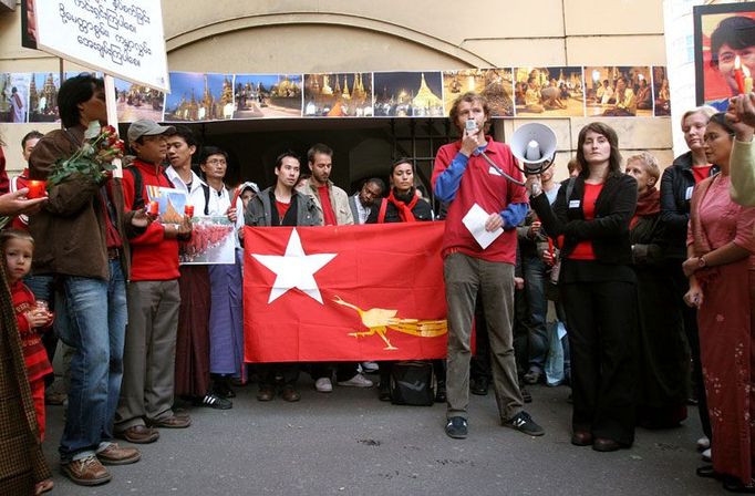 Akci svolala společnost Člověk v tísni ve spolupráci s Burma Center Prague a Amnesty International.