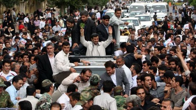 Ahmadínežád zdraví v Hamadánu své příznivce.