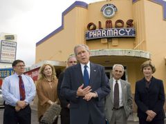 George Bush hovoří o ekonomice v projevu v texaském San Antoniu.