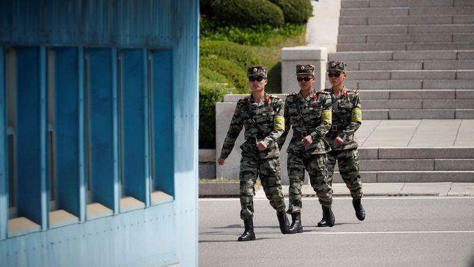 Severokorejští vojáci v Korejském demilitarizovaném pásmu ve vesnici Pchanmundžom, ilustrační foto.