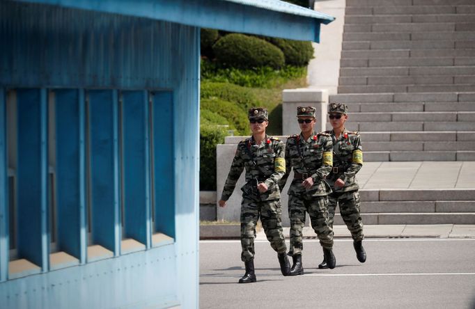 Severokorejští vojáci v Korejském demilitarizovaném pásmu ve vesnici Pchanmundžom.