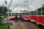 V Praze 5 se srazila tramvaj s autobusem, 12 zraněných