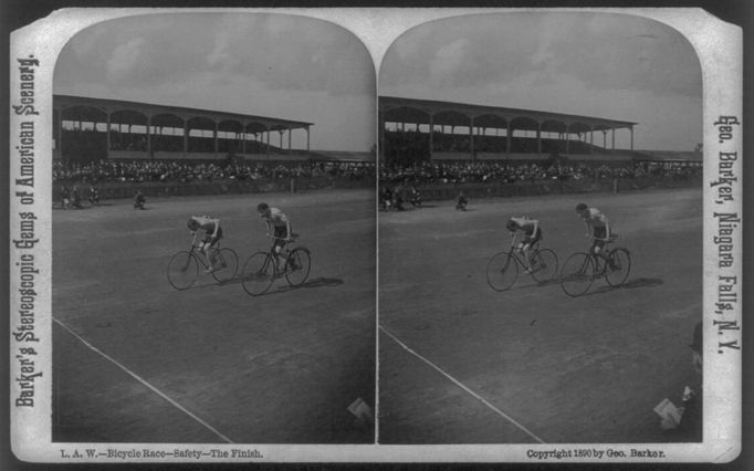 Záběr z cílové rovinky cyklistického závodu. USA, rok 1890