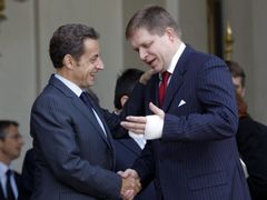 Robert Fico, přítel Jiřího Paroubka, se na Slovensku těší rekordní popularitě. Na snímku s francouzským prezidentem Nicolasem Sarkozym