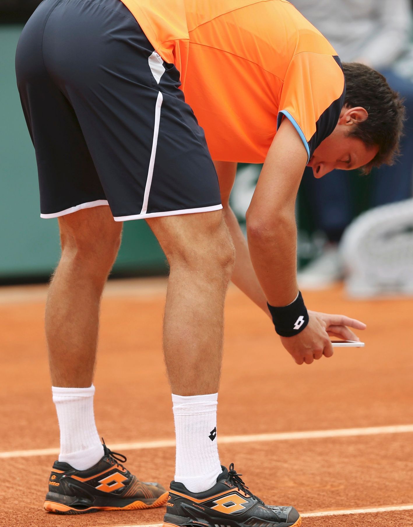 Sergij Stachovskij si fotí stopu míčku na French Open 2013