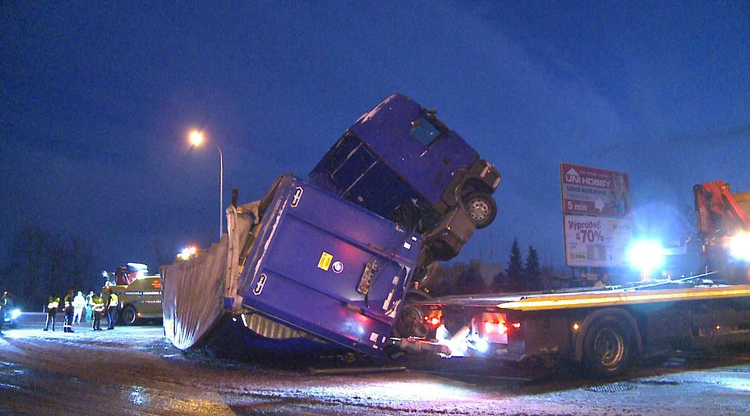 Nehoda kamionu zablokovala silnici E 55 v Českých Budějovicích