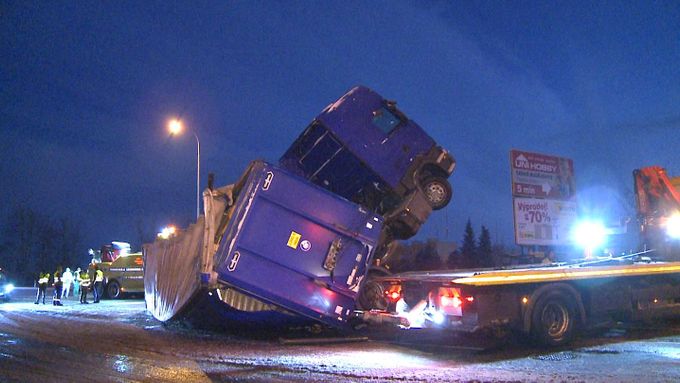 Převrácený kamion zablokoval silnici E 55 v Českých Budějovicích