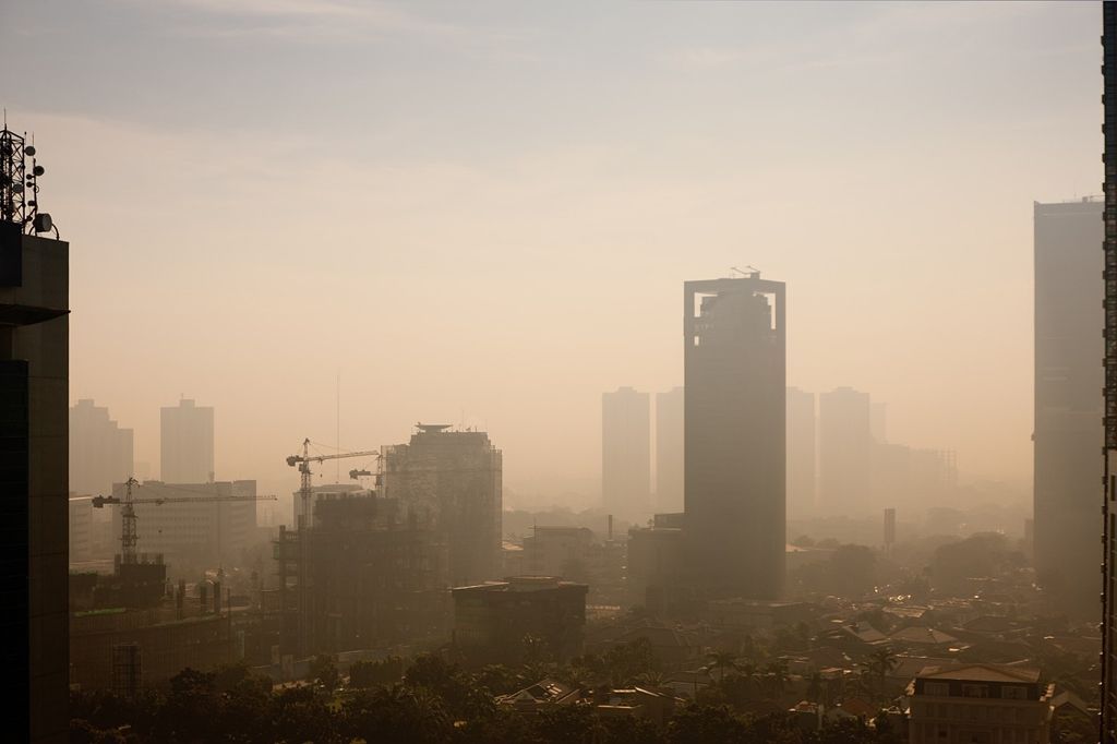 Foto: Podívejte se, jak smog zahaluje život ve městech - Indonésie