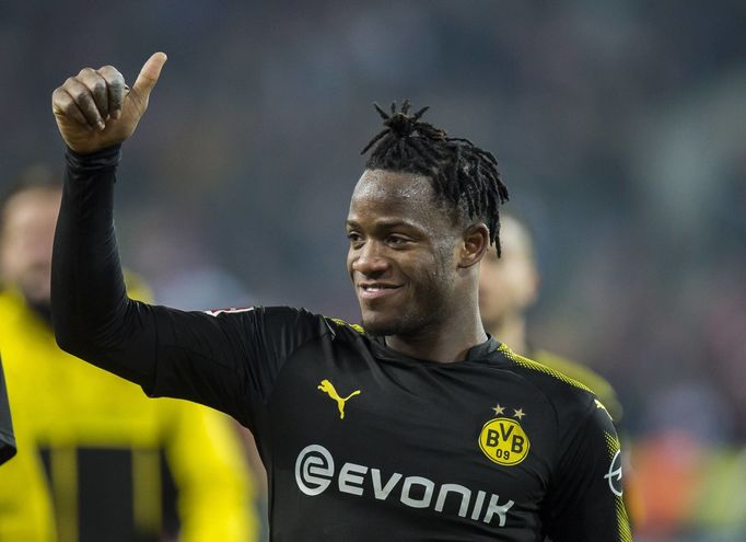 Útočník Michy Batshuayi slaví branku v dresu Borussie Dortmund.