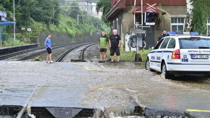 Sobotní záplavy zastavily vlakové spojení z Děčína do Německa.