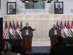 Na tiskové konferenci v Ramalláhu hovořil Bush pod portrétem bývalého palestinského vůdce Jásira Arafata.