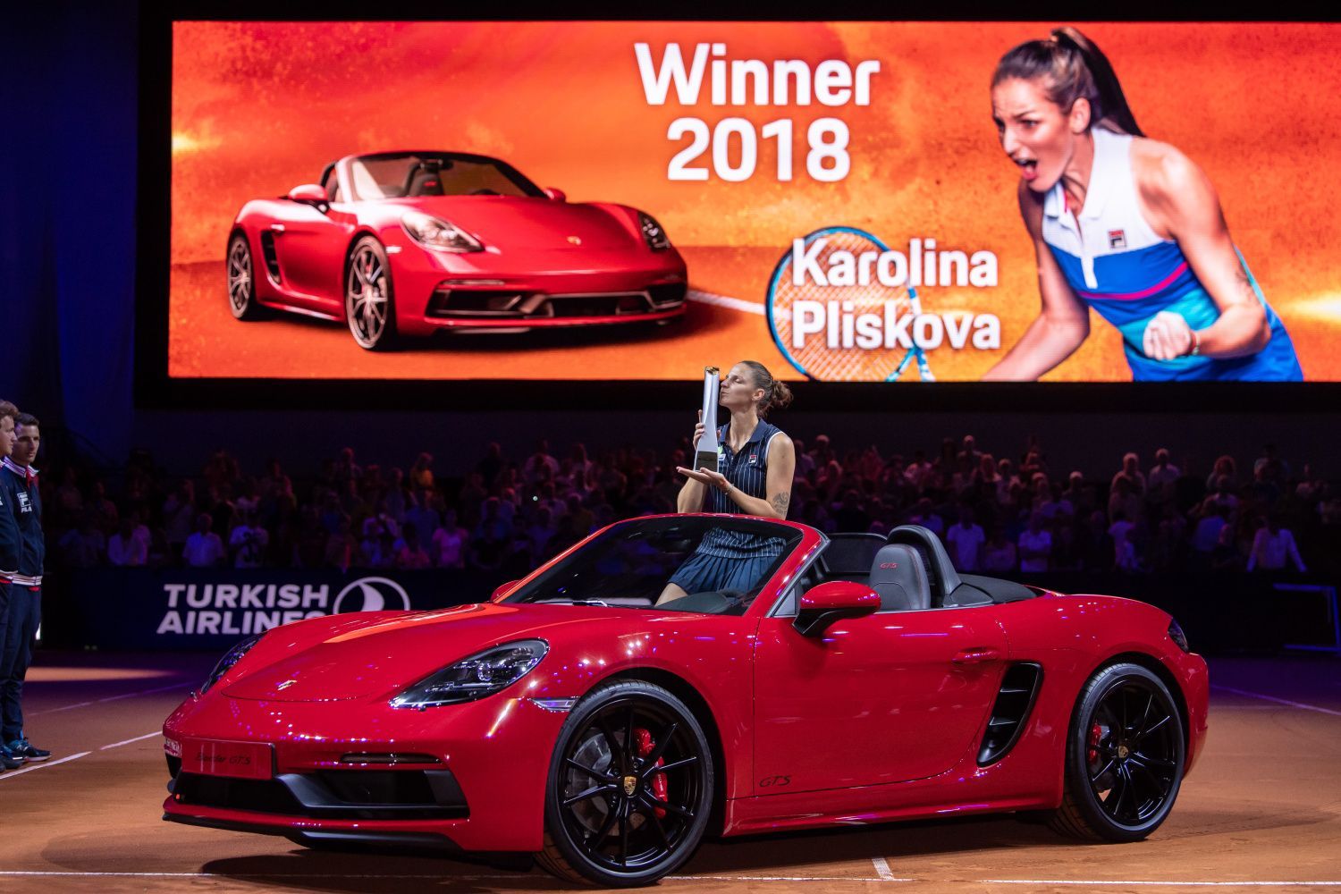 Karolín Plíšková sedí v Porsche  718 Boxster GTS, které vyhrála na turnaji ve Stuttgartu 2018
