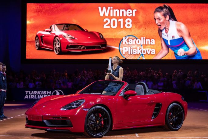 Karolín Plíšková sedí v Porsche  718 Boxster GTS, které vyhrála na turnaji ve Stuttgartu 2018